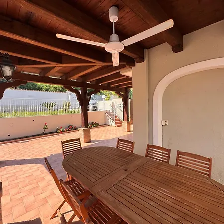 Luxury Seafront With Private Acces Ferienhaus